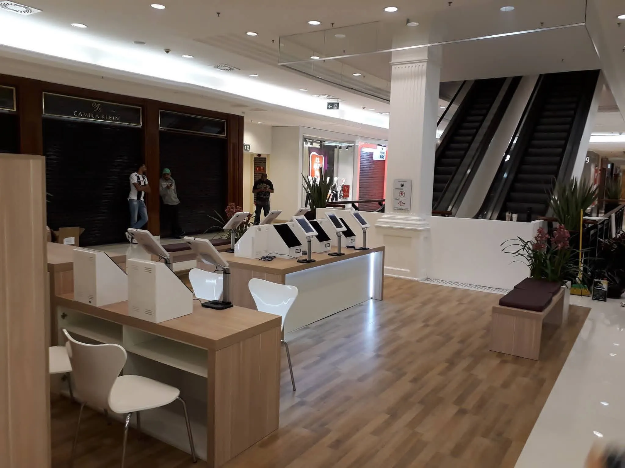 Mesa de Reuniões Oval com Conectividade