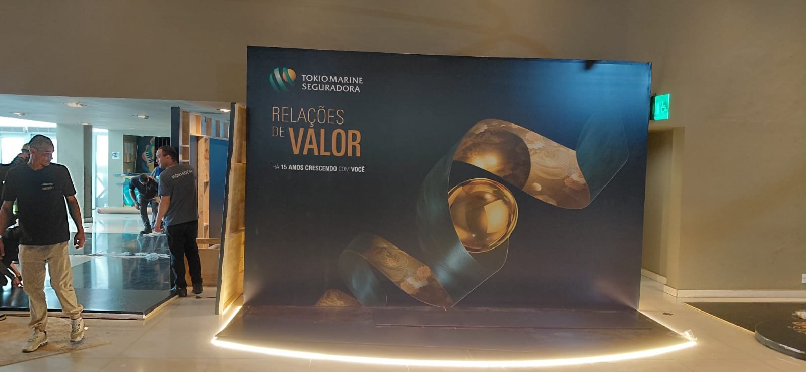 Cenografia para Evento com Painéis, Piso e LED